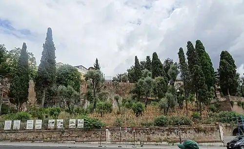 Flank van de Capitolijn langs de Via del Teatro di Marcello.