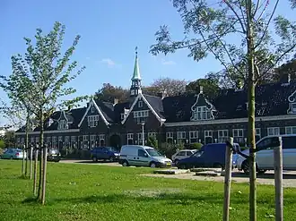 Billitonkade met op de achtergrond het "Hof Saenden"