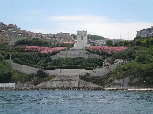 Monument voor de gevallenen van de Eerste Wereldoorlog en trap die naar de zee leidt