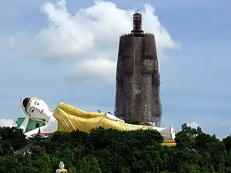 Laykyun Setkyar (in de achtergrond) in aanbouw (2007)