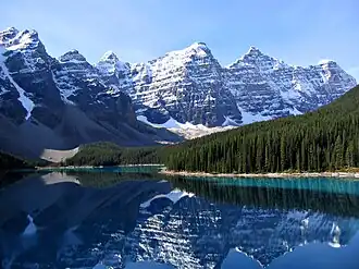 Moraine Lake en de Valley of the Ten Peaks in het Nationaal park Banff, Alberta, Canada