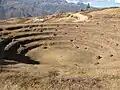 Pitusiray, gezien vanaf de archeologische site Moray (de berg te zien boven het huis)