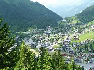 Voorin het dorp Morgins met daarachter de Pas de Morgins.