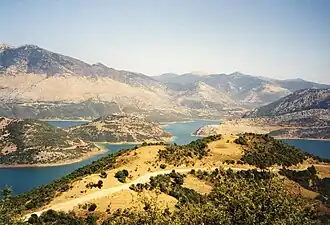 Het Mornos-reservoir, gezien vanuit het noordwesten.