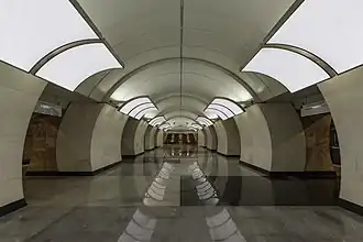 De middenhal met lichtpanelen