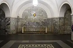 Het portret van Maxim Gorki aan de westkant van de middenhal