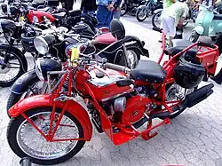 Deze Superalce dateert van vóór 1955, want in dat jaar werd de dubbele uitlaat vervangen door een enkele