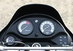 Dashboard van de F 650. (Bij de ST-versie werd de temperatuurmeter -linksonder- vervangen door een klokje)