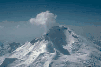 Zicht op de met ijs bedekte noordflank van de Mount Iliamna, met een pluim van stoom en gas enkele honderden meters boven het fumaroleveld