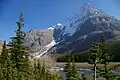 Mt. Robson en Mist Glacier zoals gezien nabij Emperor Falls Campground