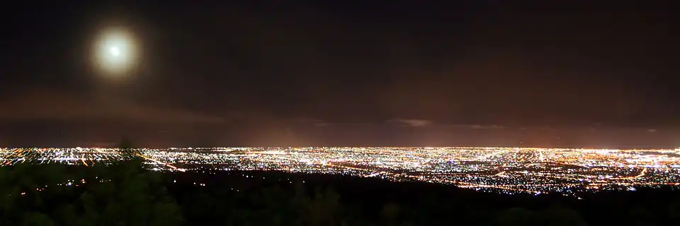 Nachtelijk uitzicht over de Adelaide Plains vanaf de top