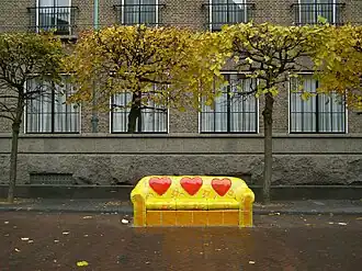 Het liefdesbankje voor het stadhuis van Enschede door Beverdam.