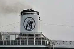 De schoorsteen met het logo van de Holland-Amerika Lijn