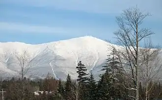 Mount Washington gezien vanuit Bretton Woods. De sporen van de Mount Washington Cog Railway bevinden zich links van de top.