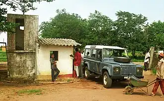 Een VN-voertuig bij een tankstation in Mozambique anno 1995.