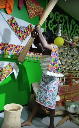 Vrouw bij het stampen van cassave