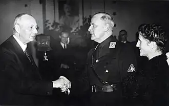 Müller (in uniform, midden) en Willem Engelbrecht (links)