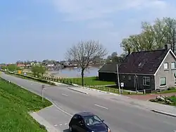 Gezicht vanaf de Friesche sluis op het Reitdiep ten oosten van het rak van de Munnekezijlsteried