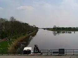Gezicht vanaf de Friesche Sluis op de monding van de Munnekezijlsterried voor de sluis
