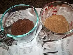 Links muscovadosuiker, rechts bruine suiker