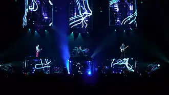 Voor 'The Resistance Tour' in 2009 creëerde Muse beweegbare zuilen, waarbij het trio boven het podium uit kon stijgen.