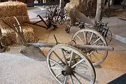 Oudere rondgaande ploeg, getrokken door het paard