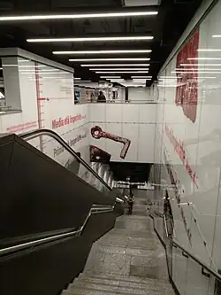 Trap en roltrap tussen tentoonstelling en de perrons