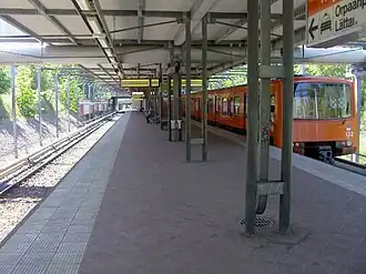 Het perron van het station