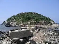 Het Konijneneiland voor de kust van Gümüşlük, met antieke restanten