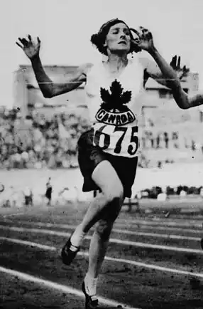 Myrtle Cook in actie op de OS van 1928 in Amsterdam.