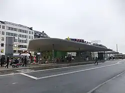 Bushalte en station langs de Nørre Volgade.