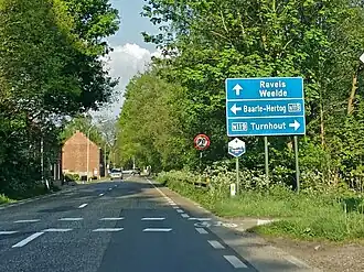 De N132 bij Weelde-Station