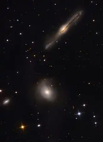 NGC 678 (boven) en NGC 680