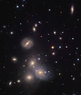 Het heldere spiraalstelsel midden onder is NGC 70, links daaronder liggen NGC 68, NGC 67, en NGC 67A, links boven NGC 70 ligt NGC 71, en links van het midden NGC 72> NGC 69 ligt links van NGC 71.http://www.kopernik.org/images/archive/n68.htm. Noord is rechtsonder.