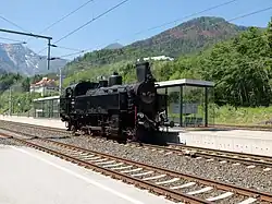Locomotief 93.1332 van de NBiK op 22 mei 2016 in het station.