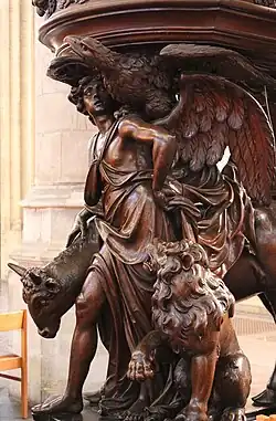 Vier evangelisten schragen de preekstoel in de Zavelkerk