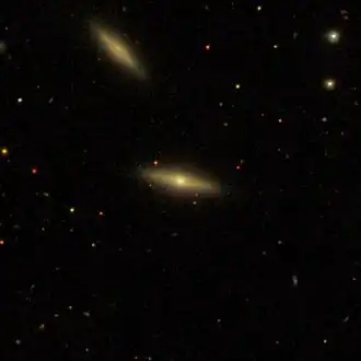 NGC 2667 (onder) en IC 2411