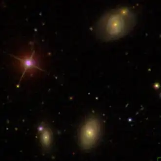 NGC 3150 (rechtsboven) en NGC 3151