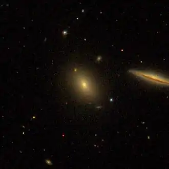 NGC 3907 (midden) en NGC 3907B