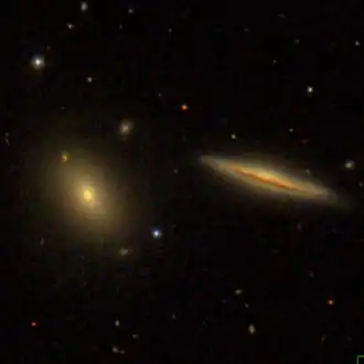 NGC 3907B (rechts) en NGC 3907