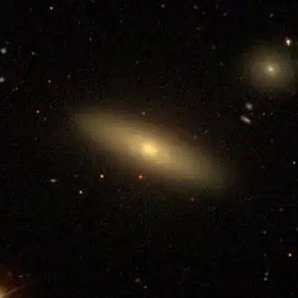 NGC 4128A (rechtsboven) en NGC 4128