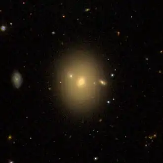 NGC 4377-3 linksboven, naast NGC 4377-1 (midden) en NGC 4377-2 (rechts)