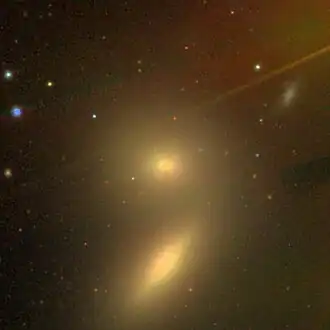 NGC 5354 (midden) en NGC 5353