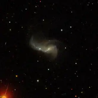 NGC 5591-2 (links van NGC 5591-1