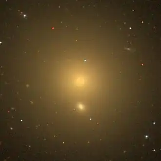 NGC 5846A (onder NGC 5846)