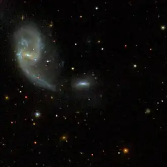 NGC 5994 (midden) en NGC 5996