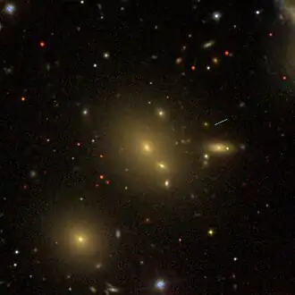 NGC 6041B, rechtsonder NGC 6041A (midden)