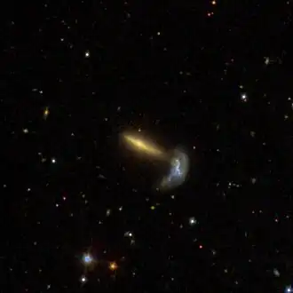 NGC 6377 (links) en NGC 6376