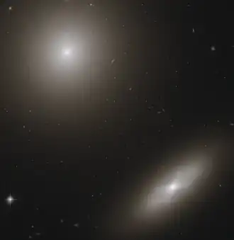 NGC 1375 (rechtsonder) en NGC 1374