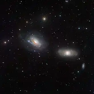 NGC 3169 (links) en NGC 3166